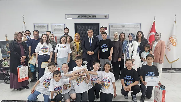 Müdür Sünnetci, Başarılı Öğrencilere Belge Verdi