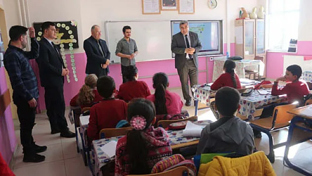 Müdür Sünnetci, Kızıldağ Ortaokulu'nda incelemelerde bulundu