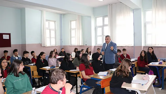 Müdür Sünnetci, Öğrencilerle YKS İçeriklerini Konuştu
