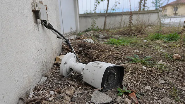 Muhtar Kamerayı Kontrol Etmeye Gitti, Gördüğüne İnanamadı!