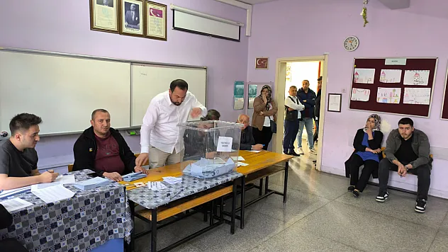 Muhtar Olamayan Eşinin Yerine Muhtar Seçildi
