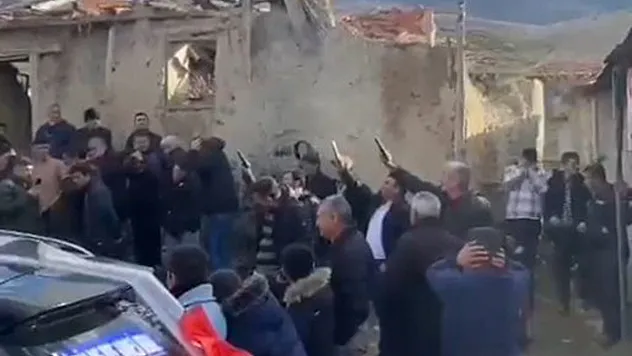 Muhtar Ve Beraberindekiler Düğünde Tabancaları Çapraz Tutarak Ateş Etti