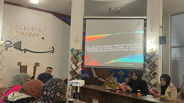 Müslüman Kimliği İnşa Etme Üzerine Kitap Tahlili Gerçekleştirildi