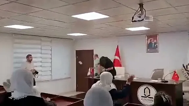 Müstehcen Görüntüleri Ortaya Çıkan Belediye Başkanı'na Yumurtalı Protesto
