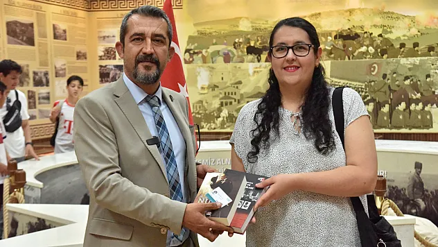 Müze Kart Ve Kitaplar Hediye Edildi