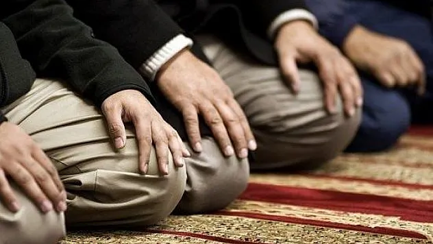 Namaz kılanların yanında şekerleme yapıyorlar