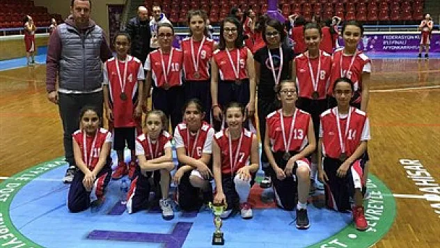 NİKO'nun kızları basketbolda üçüncü oldu