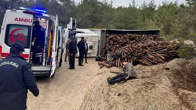 Odun Yüklü Kamyon Devrilirken, 3 Kişi Yaralandı