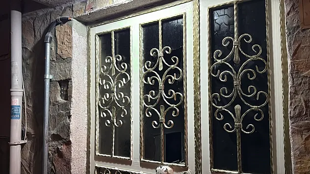 Öfkesini Evden Çıkardı! Camları Kırdı, Aracına Binip Kaçtı
