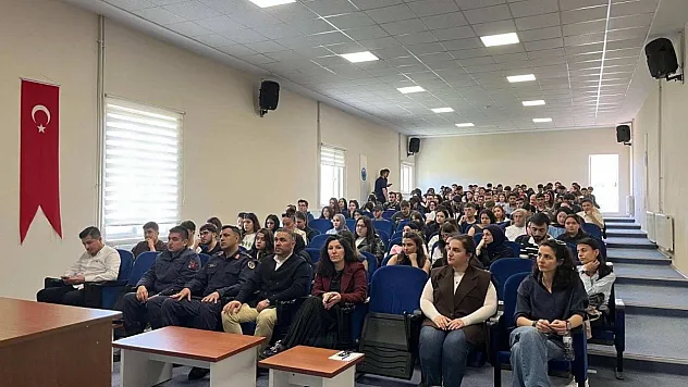 Öğrenci Ve Öğretmenlere Bağımlılıkla Mücadele Eğitimi Verildi