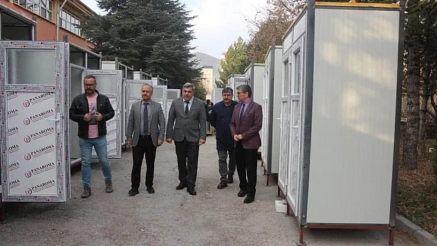 Öğrenciler deprem bölgesi için seyyar duş ve tuvalet yaptı