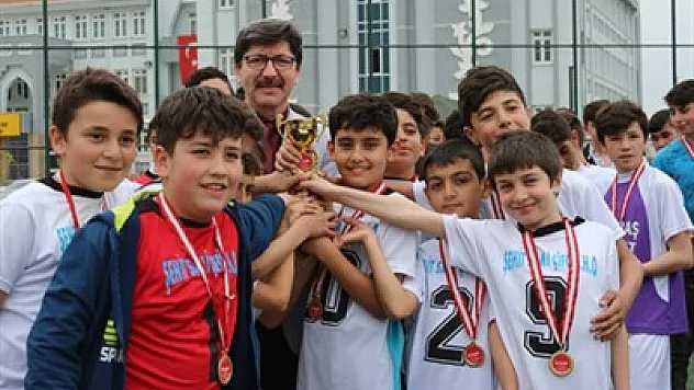 Öğrenciler futbol turnuvasında yarıştı – Kocatepe Gazetesi