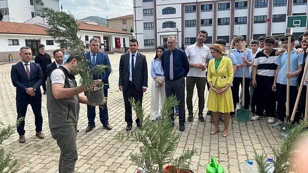 Öğrenciler Gelecekleri İçin Fidan Diktiler