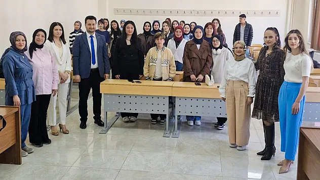 Öğrenciler Gerçek Uygulamaları Mali Müşavirlerden Dinledi