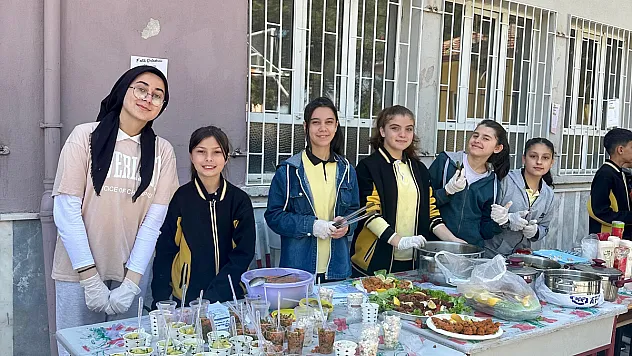 Öğrenciler Okulları İçin Hayır Çarşısı Açtı