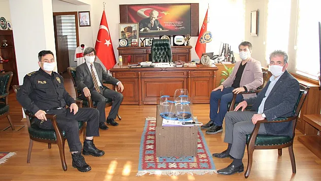 Öğrenciler polisleri unutmadı
