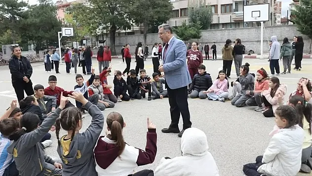 Öğrenciler Şaşkına Döndü! İl Müdürü Bir Anda Oyunlarına Katıldı