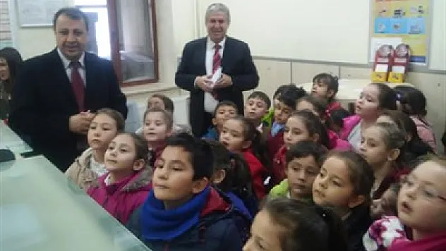 Öğrenciler yılbaşı kartı attı – Kocatepe Gazetesi