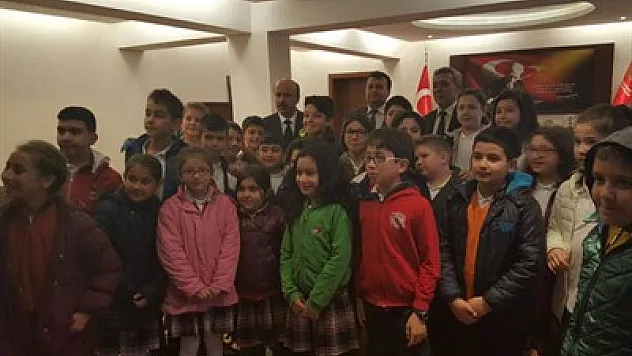 Öğrencilerden Müdür Özel'e ziyaret – Kocatepe Gazetesi