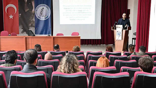 Öğretmen Adayları Etkili İletişim ve Mülakat Tekniklerini Dinledi