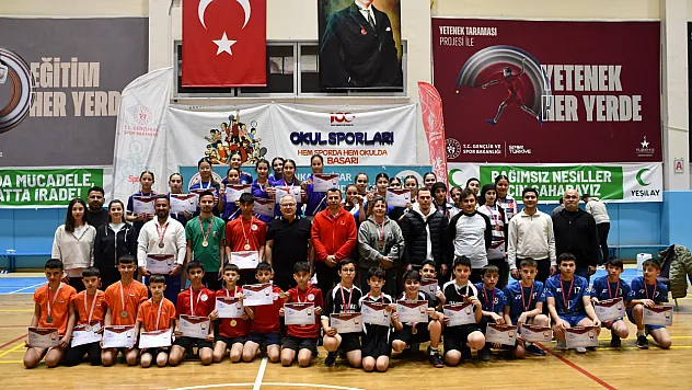 Okul Sporları Badminton Müsabakalarına 200 Sporcu Katıldı