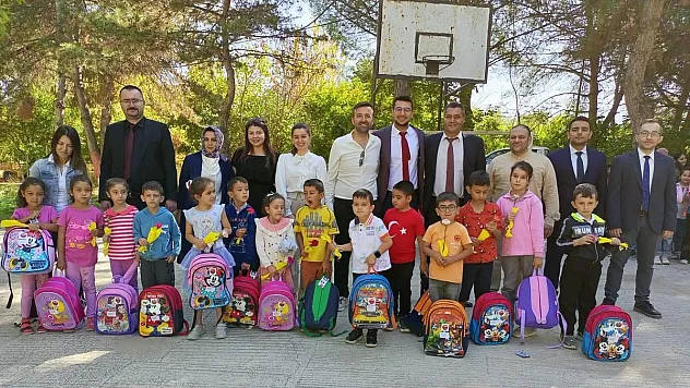 Okula yeni başlayan miniklere okul çantası hediye edildi