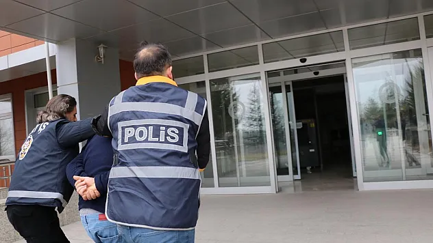 Önce su istemiş, sonra boğazını maket bıçağıyla kesmiş