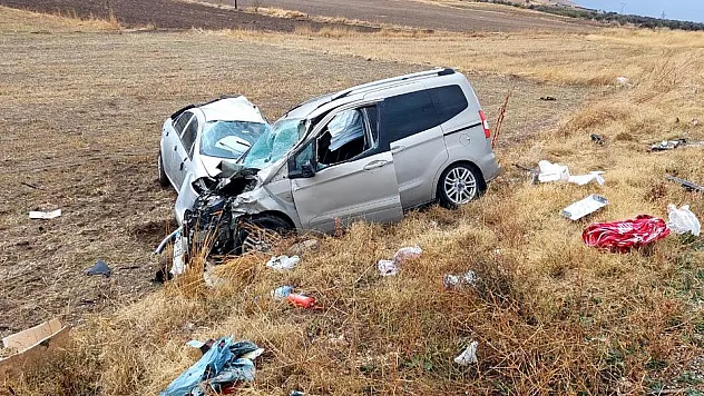 Önce Tıra Ardından Ticari Araca Çarptı, 3 Yaralı
