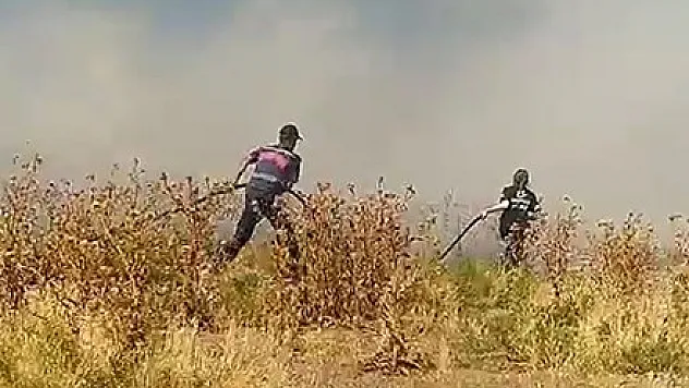 Ot yangını tarım arazilerine gelmeden söndürüldü