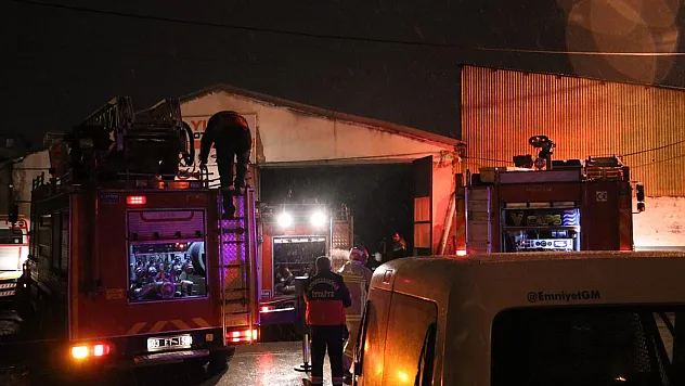 Oto tamirhanede yangın: 2 araç kullanılamaz halde