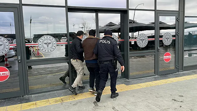 Otobüs Durağında Uyuşturucu Kullanan Şüpheli Polisten Kaçamadı