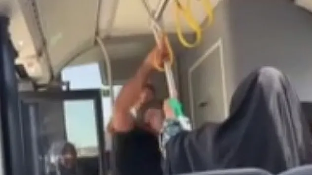 Otobüste Kavga Ettiler, Biri Otobüsten Düştü