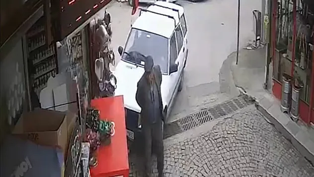 Otomobil İle Kolon Arasında Kalmaktan Son Anda Kurtuldu