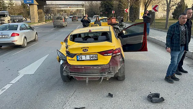 Otomobil Ticari Taksiye Çarptı, 3 Kişi Yaralandı