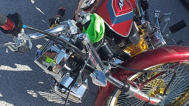 Otomobille çarpışan motosikletin sürücüsü yaralandı
