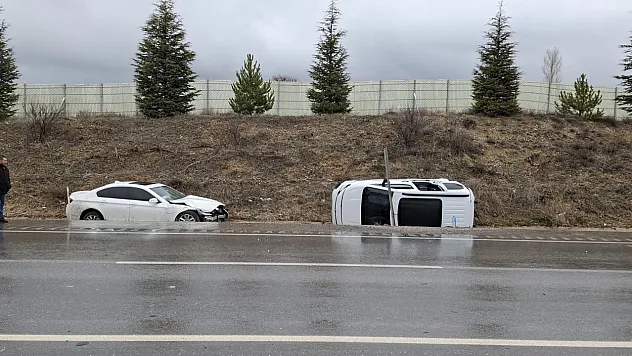 Otomobille Hafif Ticari Aracın Çarpıştığı Kazada 6 Kişi Yaralandı