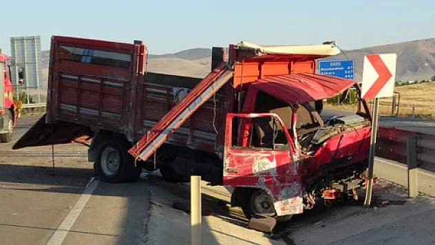 Otomobille kamyonet çarpıştı, 3 kişi öldü, bir kişi yaralandı
