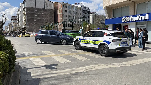 Otomobille Ters Yöne Giren Sürücü Trafik Polisiyle Karşı Karşıya Geldi