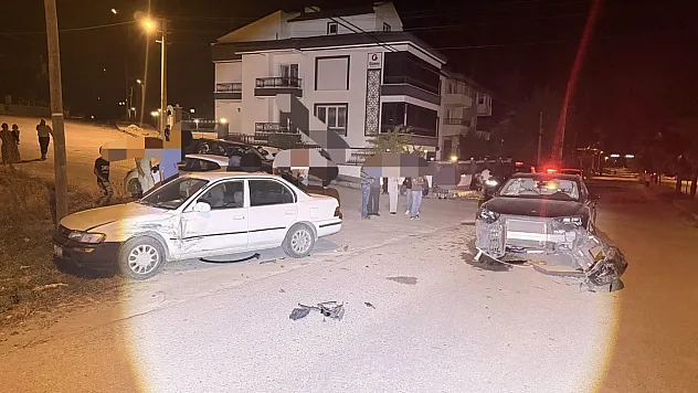 Otomobillerin Çarpıştığı Kazada 3 Kişi Yaralandı