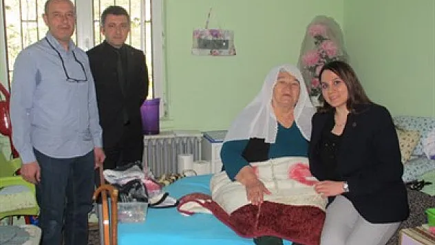 Özdilek, yaşlıların gönlünü aldı