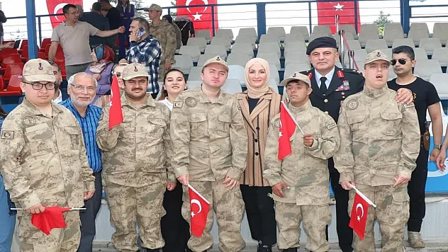 Özel çocuklar yemin törenini ön sıralardan izledi