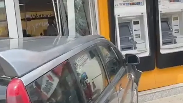 Para yatırmak için bankaya giren adamın arkasından içeri otomobil girdi