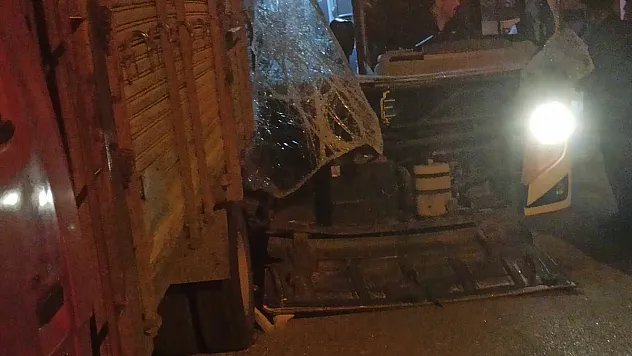 Park Halindeki Kamyona Arkadan Çarpan Otobüsün Boş Olması Faciayı Önledi