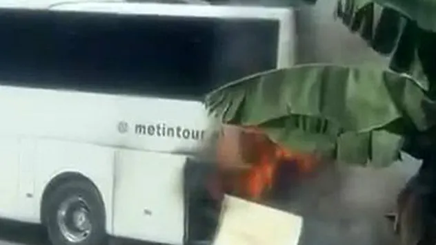 Park Halindeki Tur Otobüsü Bir Anda Alev Aldı