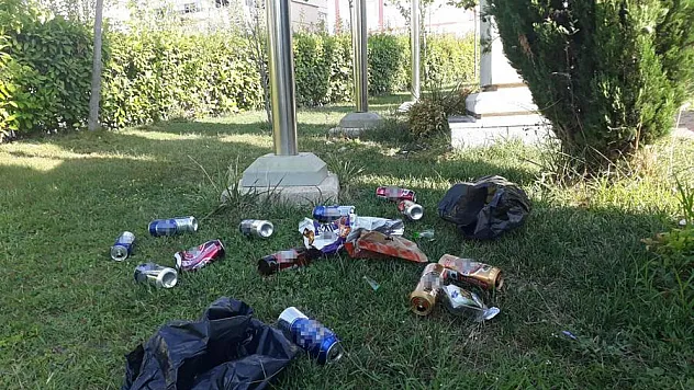 Parklarda Bırakılan Çöplere Tepki Yağdı