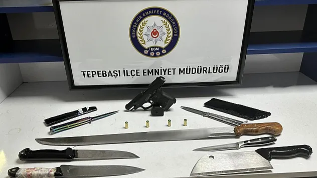 Parkta keşif yapan polis 7 kesici alet ve 1 ruhsatsız kurusıkı tabanca buldu