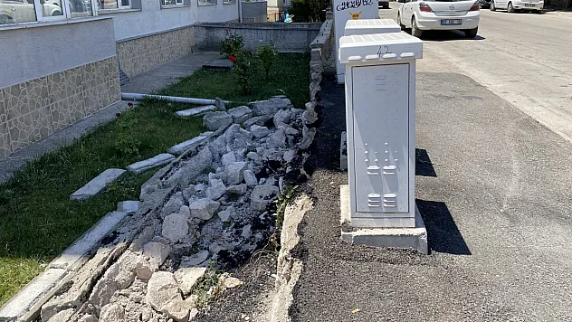 Pazarcıların Kaldırıma Park Ettiği Kamyonlar Nedeniyle Bahçe Duvarı Yıkıldı