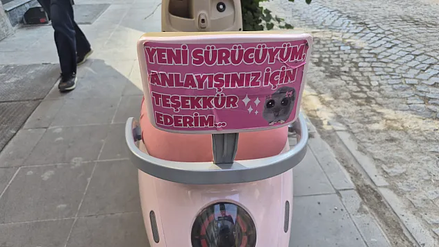 Pembe Motosikletteki Not Görenleri Gülümsetti!
