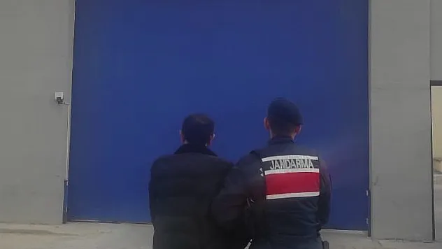 Pencereden Kaçmaya Çalıştı Ama Jandarmaya Yakalandı
