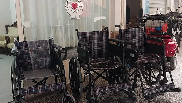 Plastik kapaklar, tekerlekli sandalyeye dönüşüyor